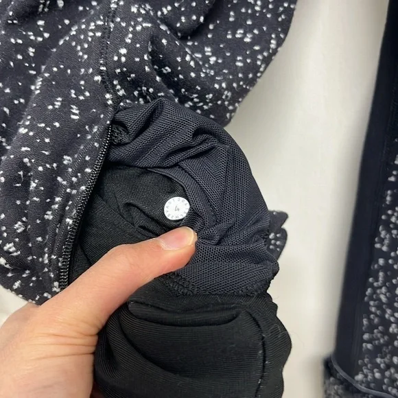 Lululemon Run Briskly 1/2 Zip Magnetized Jacquard Black White / Black | Size 4 - Picture 7 of 10